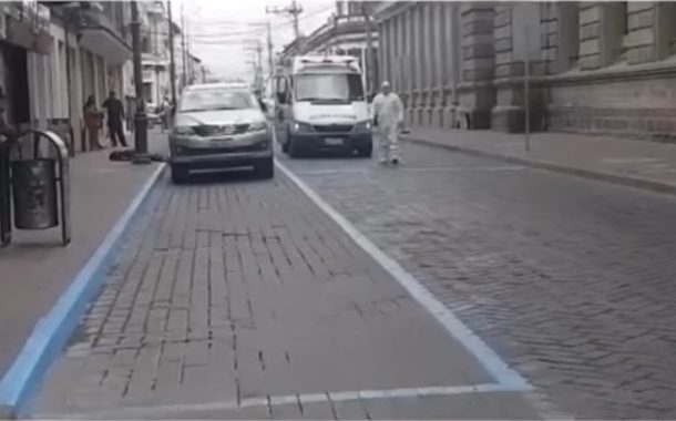 VIDEO: Hombre falleció de un paro cardíaco en la vía pública en Riobamba.