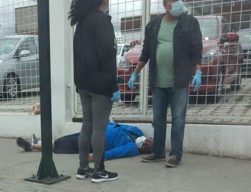 VIDEO: Persona se Desvanece en plena calle en RIOBAMBA hoy