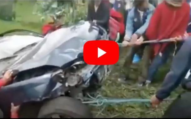 VIDEO: IMPRESIONANTE | Indígenas ecuatorianos sacan un carro accidentado en Chimborazo